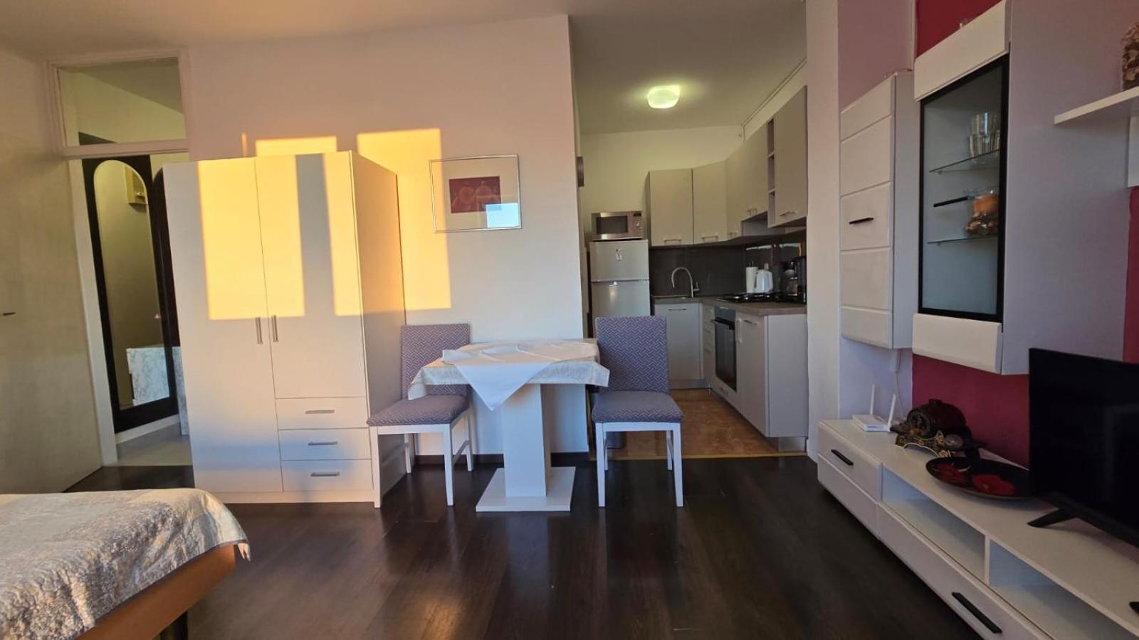 Studio Apartment Ljubica For 2 Persons 150M From The Beach Porec Bagian luar foto